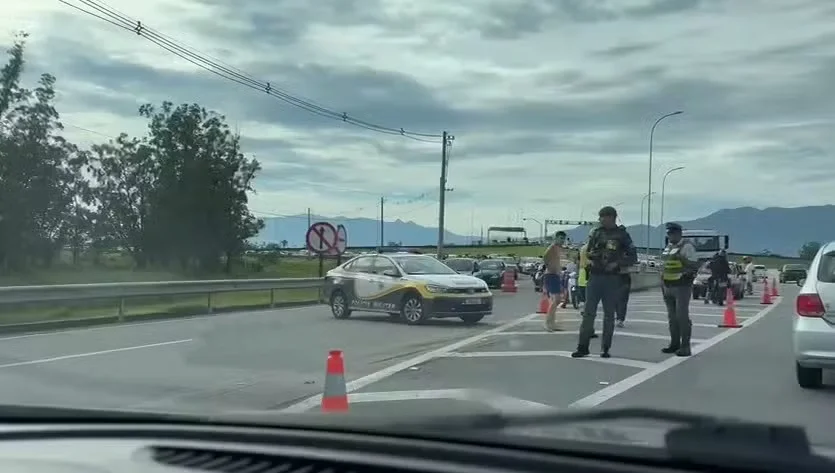 Interdição Total da Serra Antiga da Rodovia dos Tamoios Devido a Chuvas e Riscos de Barreira