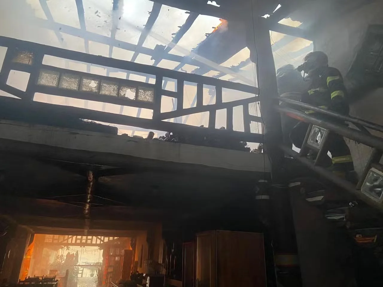 Incêndio Destrói Restaurante em São Sebastião; Bombeiros São Mobilizados